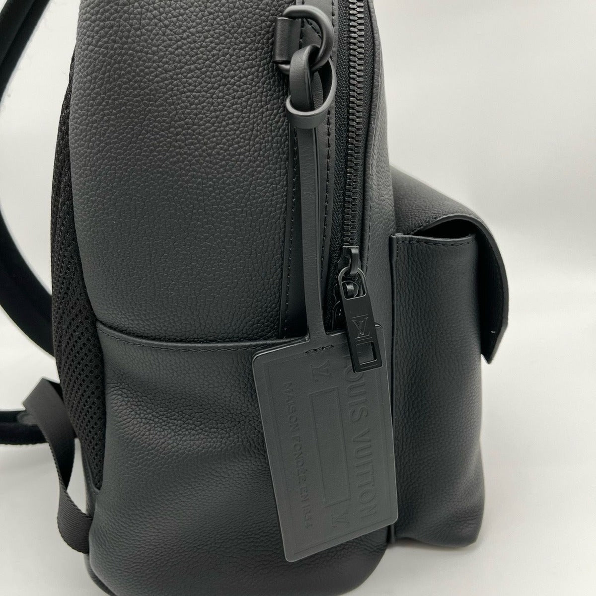 Louis Vuitton LV Aerogram Pilot Sling Bag Leather Noir Black — view 16
