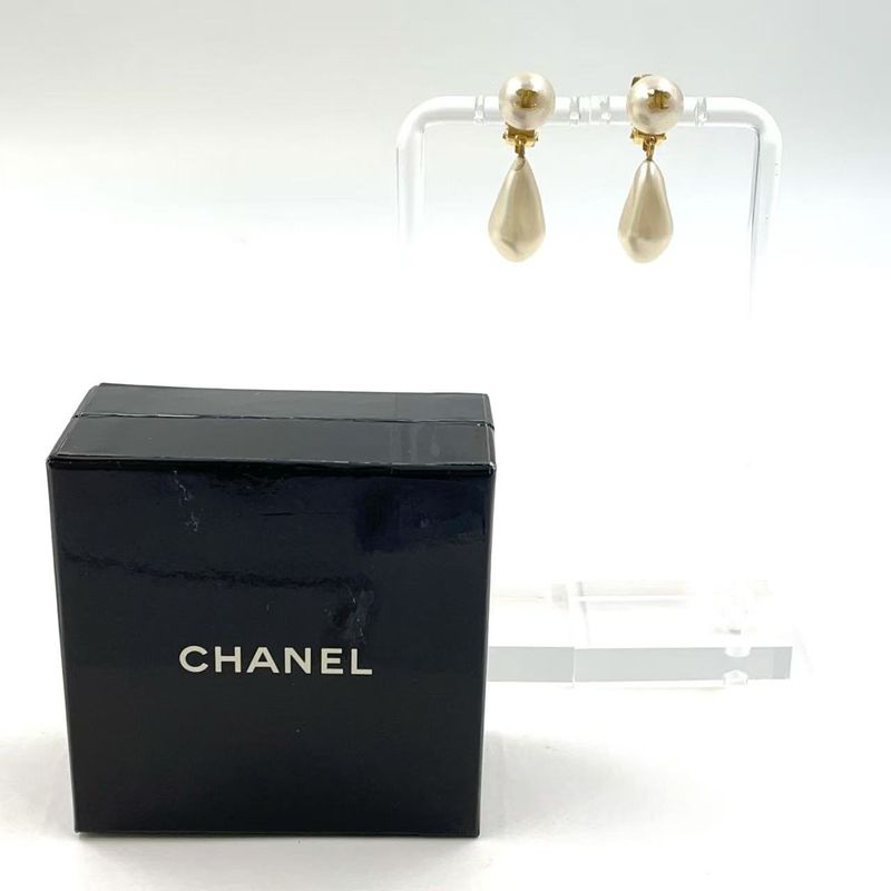 Chanel Coco Pearl Motif GP Gold And White Earrings