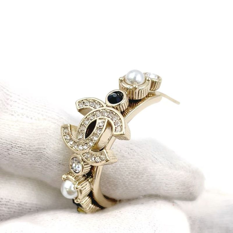 Chanel Fall Winter 2023 Metal Rhinestone And Faux Pearl Black And White