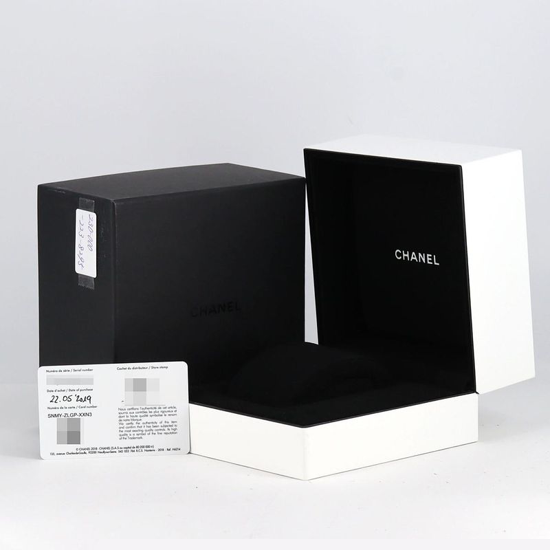 Chanel J12 33mm (1.30in) Ceramic D・8P H3110 Ceramic Quartz