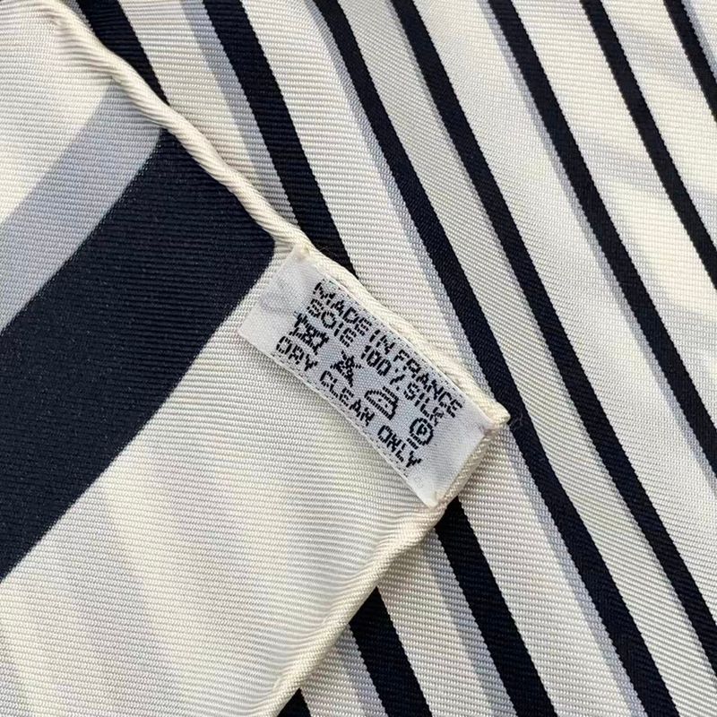 HERMES Carre 90 Mouchoir Imprime H AU Galop Horse Pattern White