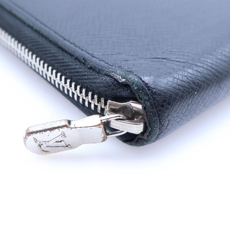 Louis Vuitton Taiga Round Zip Fastener Long Wallet Black