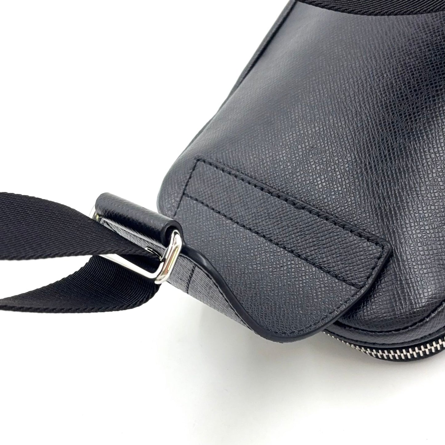 Louis Vuitton Taiga Avenue Ring Leather Black Belt Bag Silver — view 9