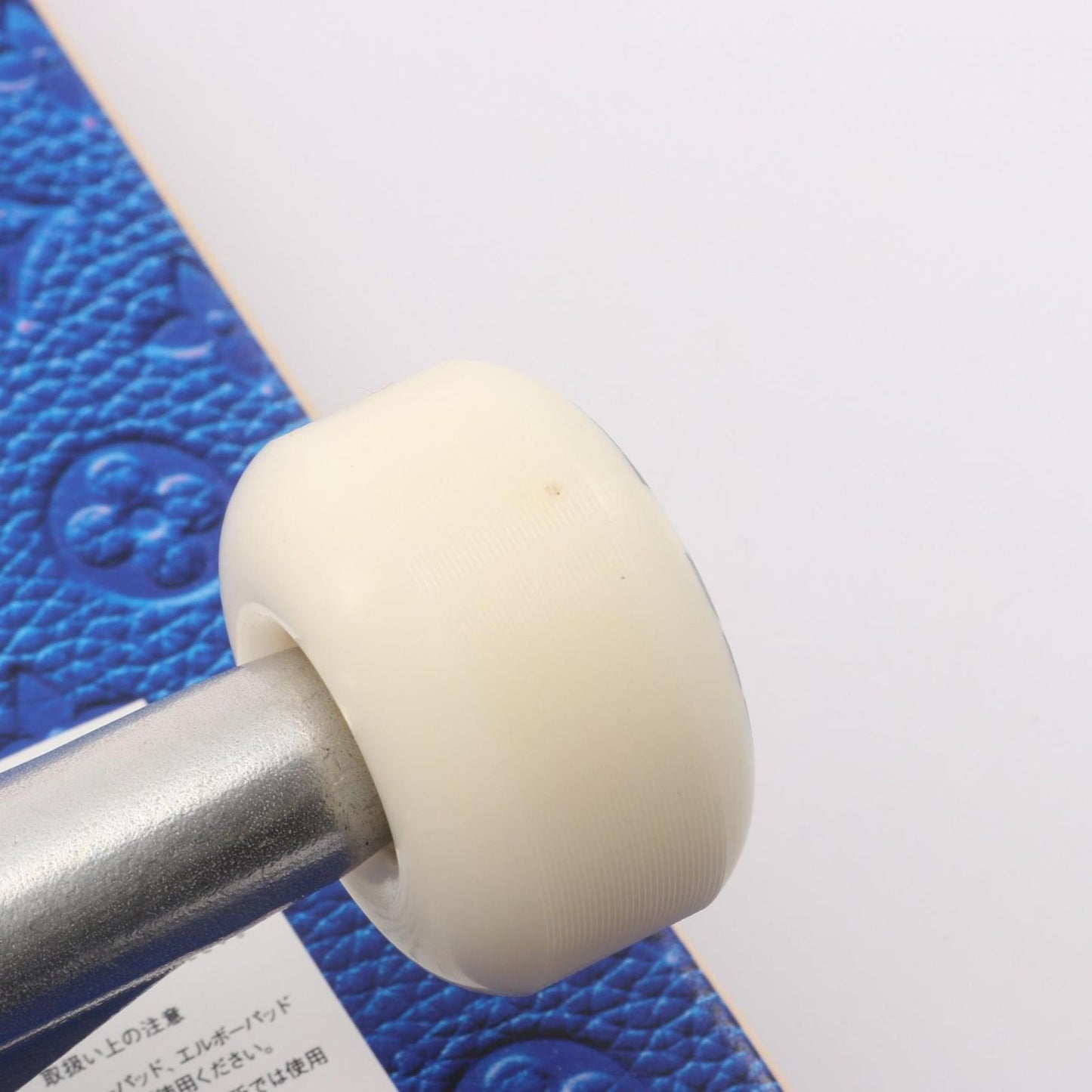 Louis Vuitton Skateboard LV Logo Gradient — view 6