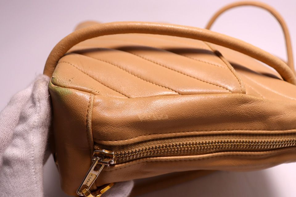 Chanel Chez Blanc Leather Shoulder Bag — view 8