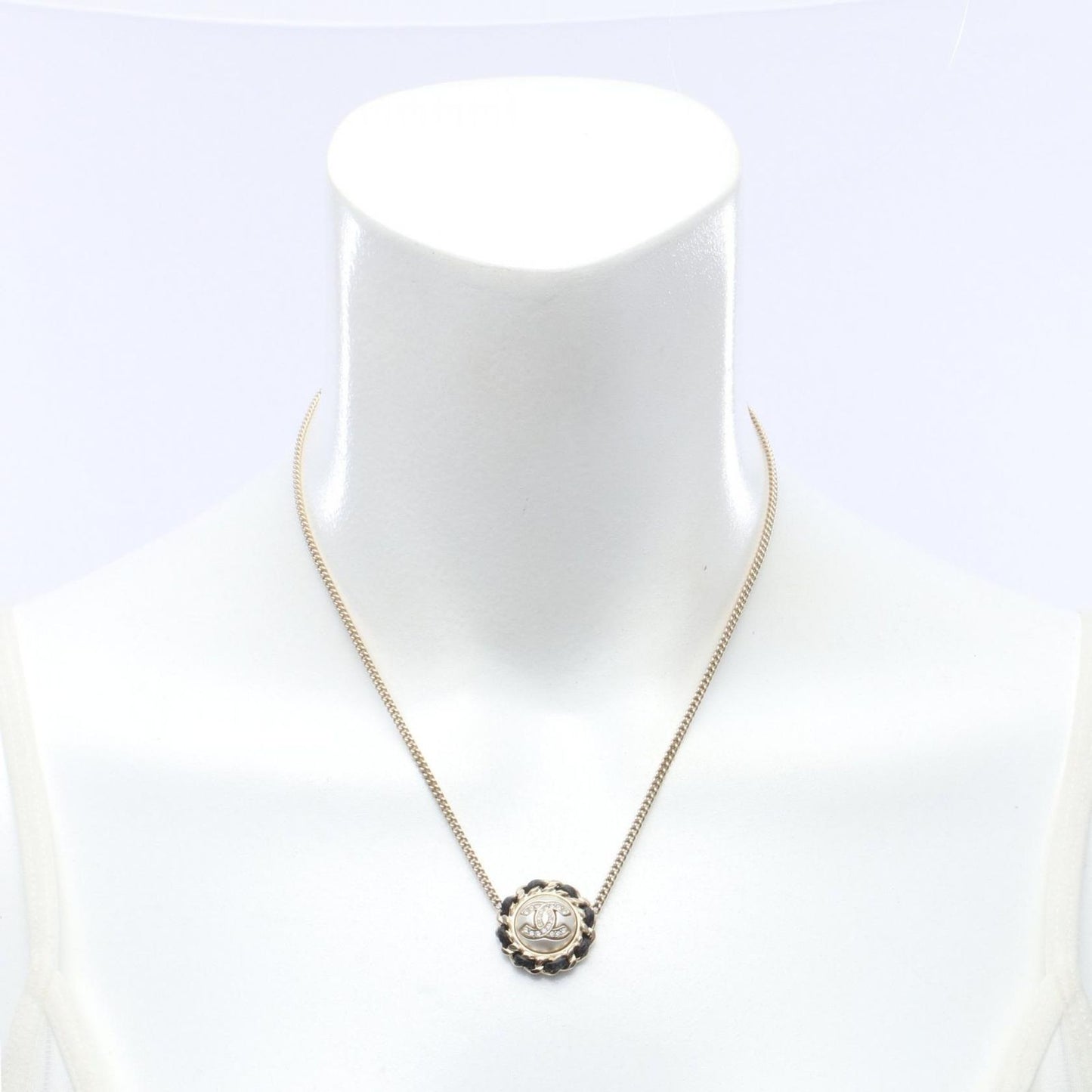 Chanel Necklace CC Logo Circle Leather — view 5