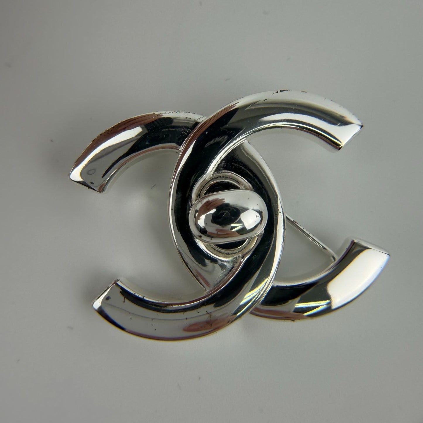 Chanel CC Logo Turnlock Brooch Silver Vintage — view 4