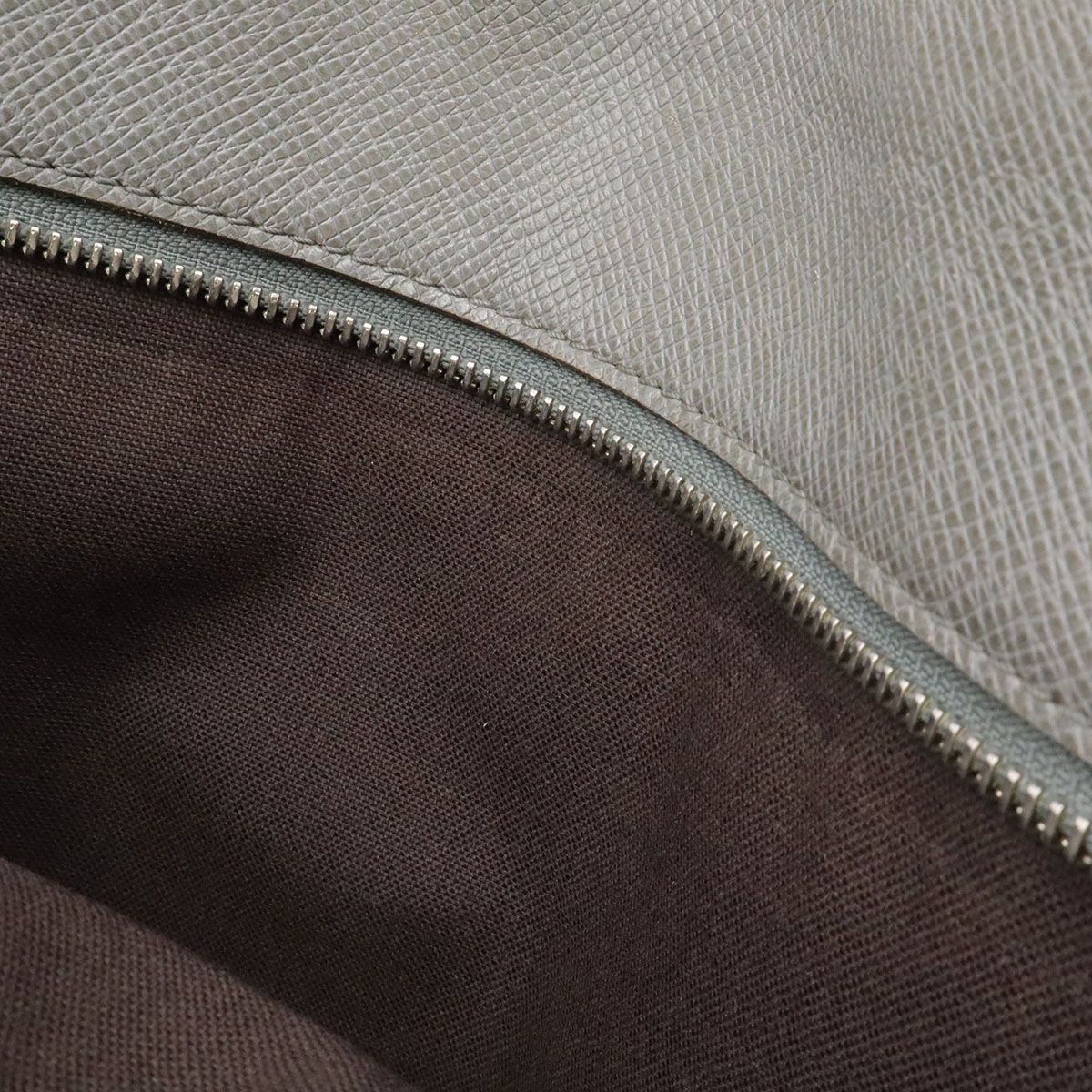 Louis Vuitton Taiga Sasha Shoulder Bag Crossbody Calf Leather Glacier Gray — view 9