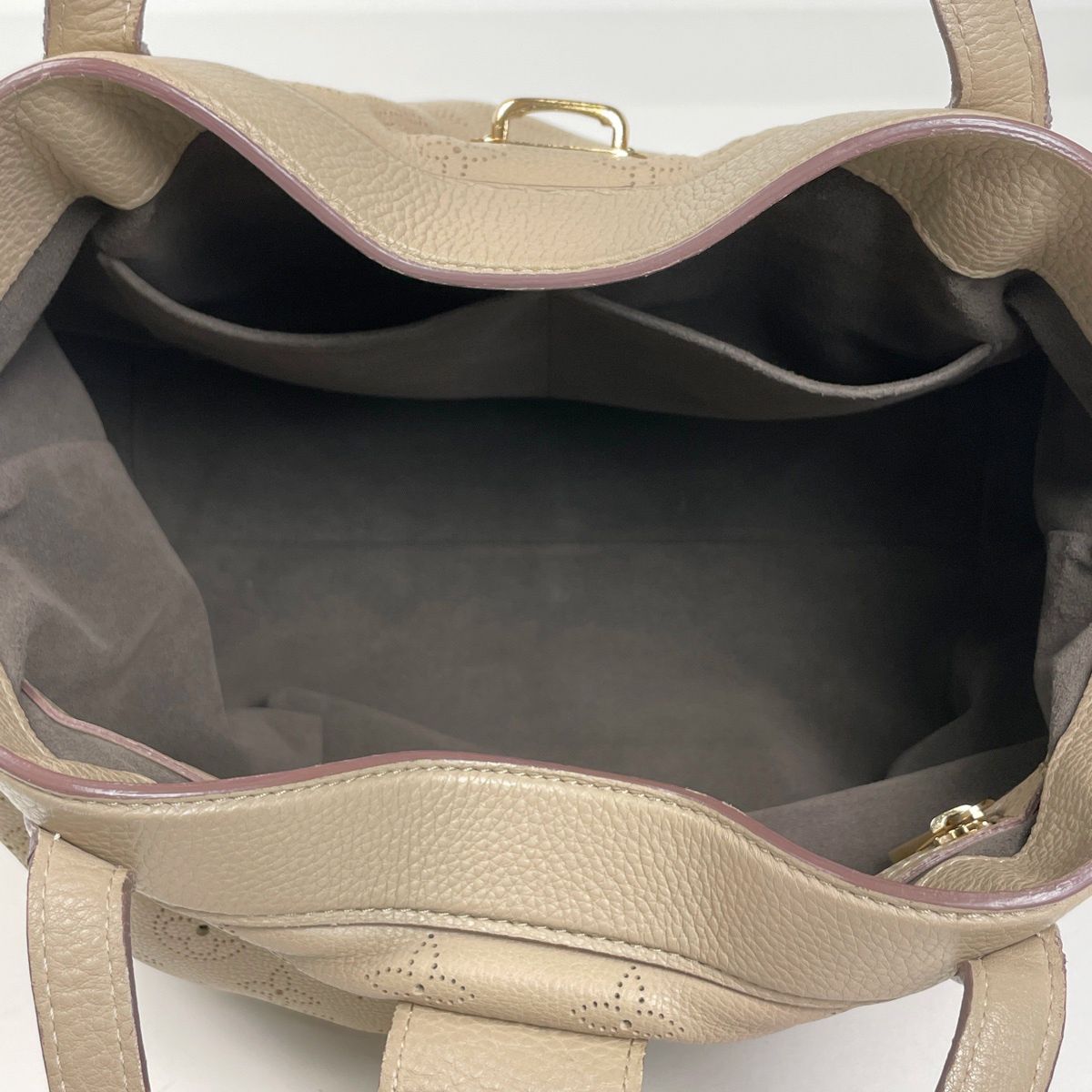 Louis Vuitton Seal PM Tote Monogram Mahina Pearl — view 9