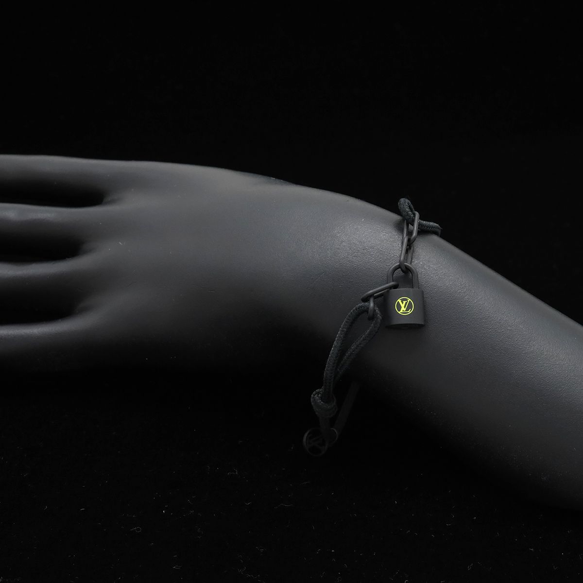 Louis Vuitton Bracelet Silver Lockit Virgil Avro Cadena Motif Titanium Noir — view 5