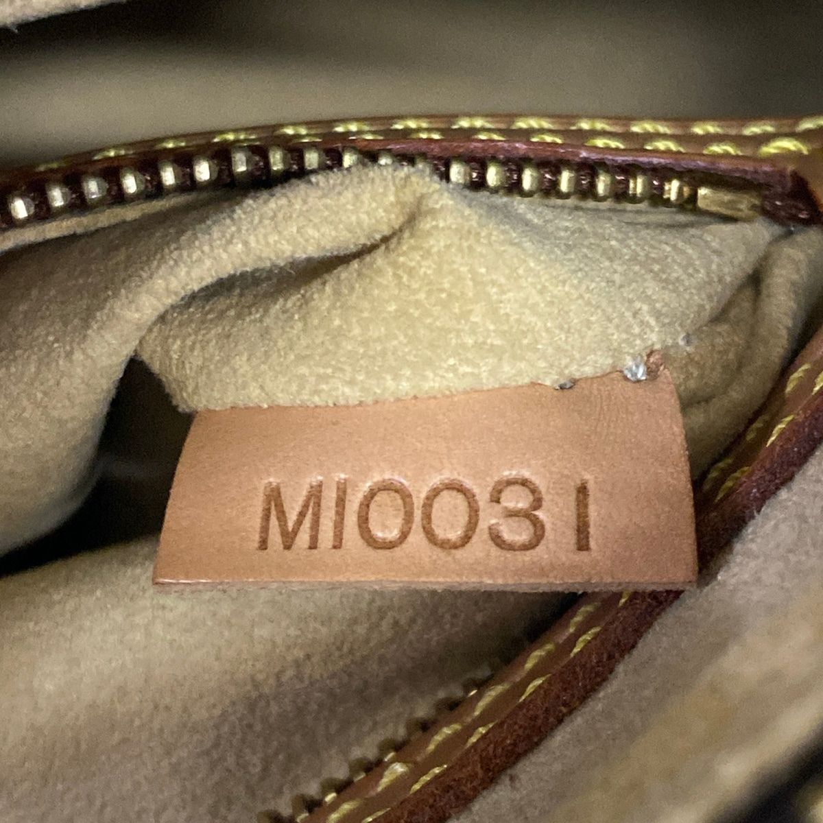Louis Vuitton Shoulder Bag Monogram Looping MM — view 9