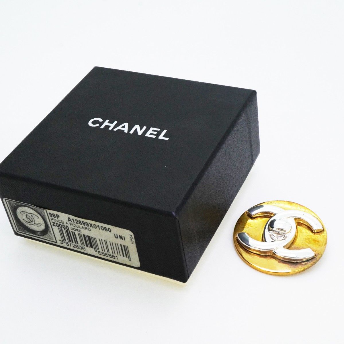 Chanel Brooch CC Logo Turnlock Round — view 7