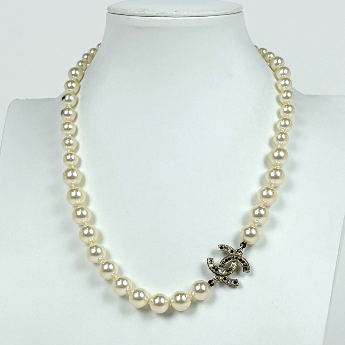 Chanel CC Logo ninepearl Necklace White — view 6