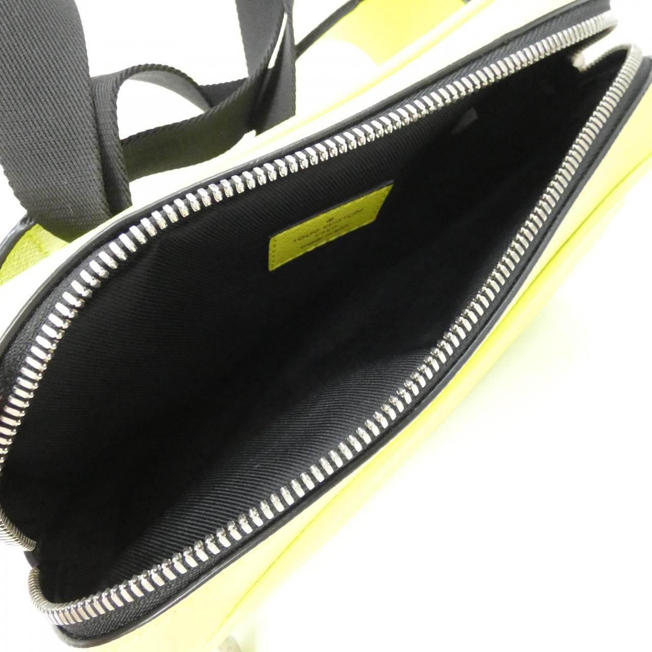 Louis Vuitton Taiga Llama Bum Bag Outdoor — view 9
