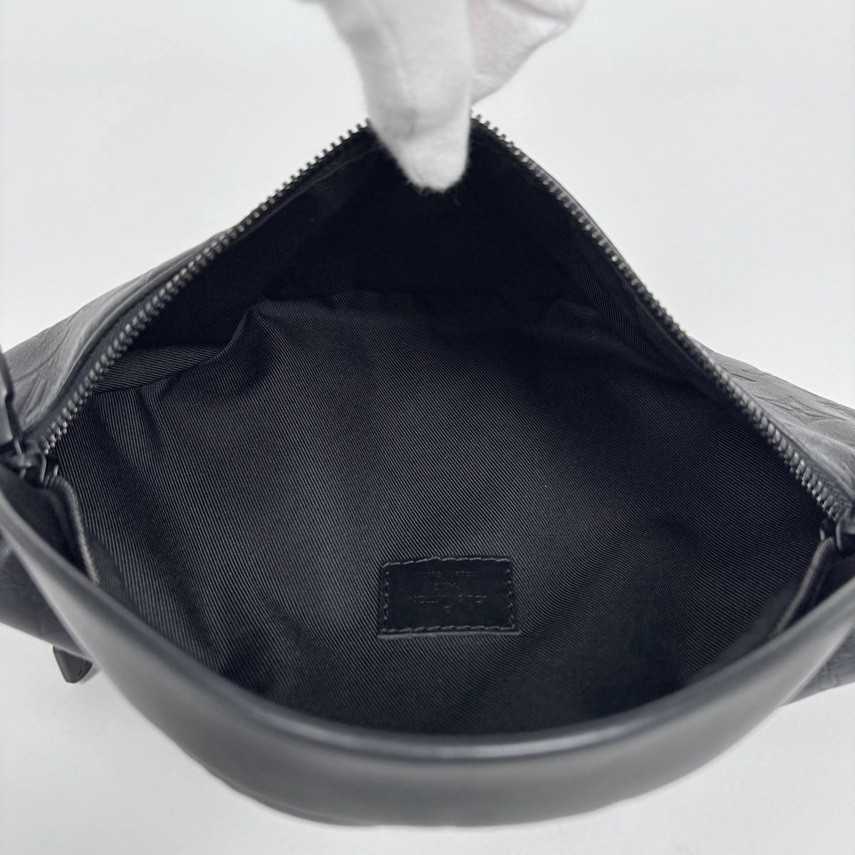 Louis Vuitton Discovery Bum Bag PM Monogram Shadow Leather Noir — view 6