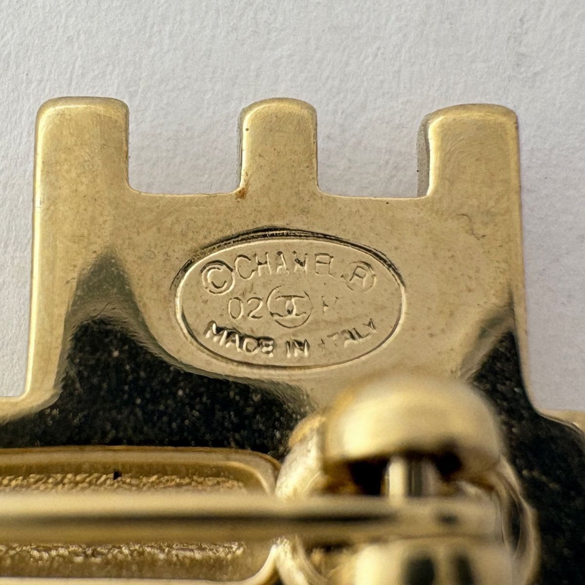 Chanel Heart Rock Brooch Rhinestone Gold — view 5