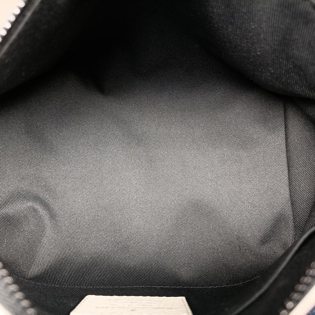 Louis Vuitton Triangle Messenger White Taurillon Leather — view 9