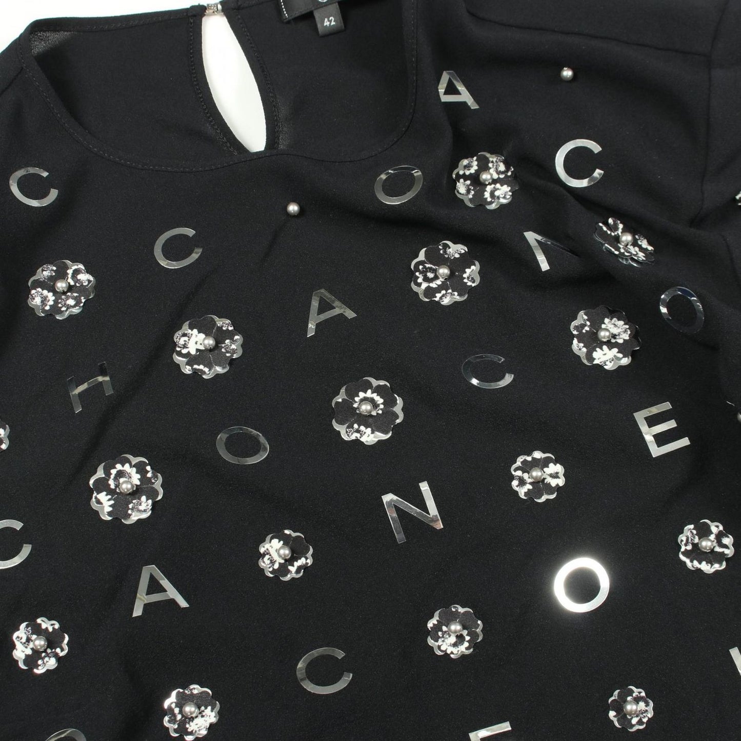 Chanel Top Camellia Icon Pearl Short Sleeve Black Silk — view 7