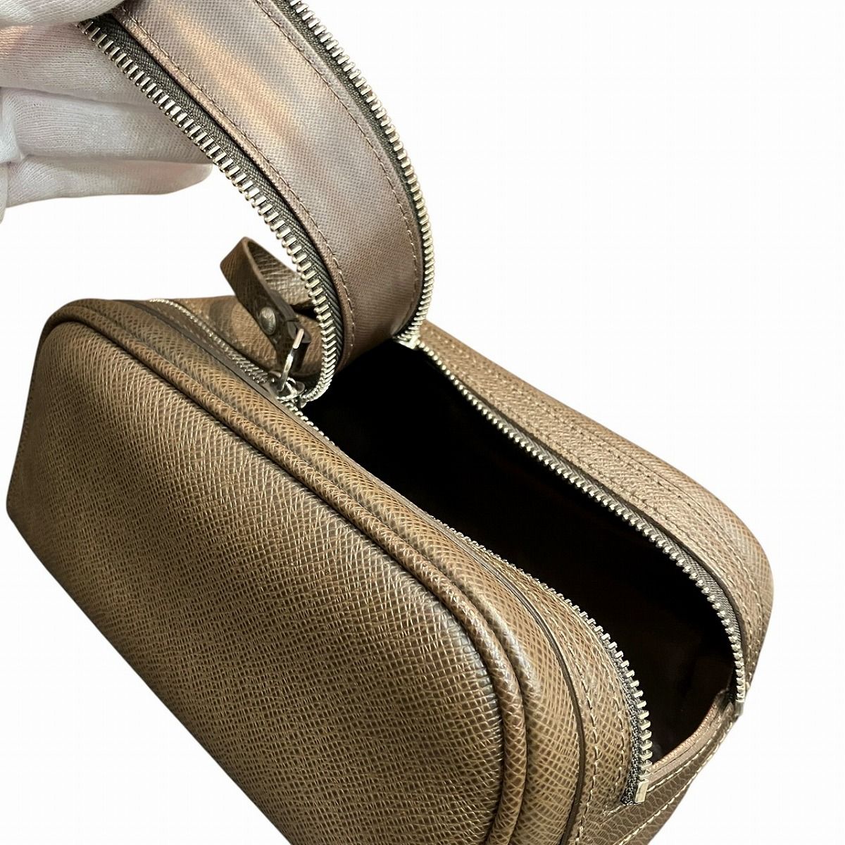 Louis Vuitton Trousse Yvan Taiga Second Bag Leather — view 9