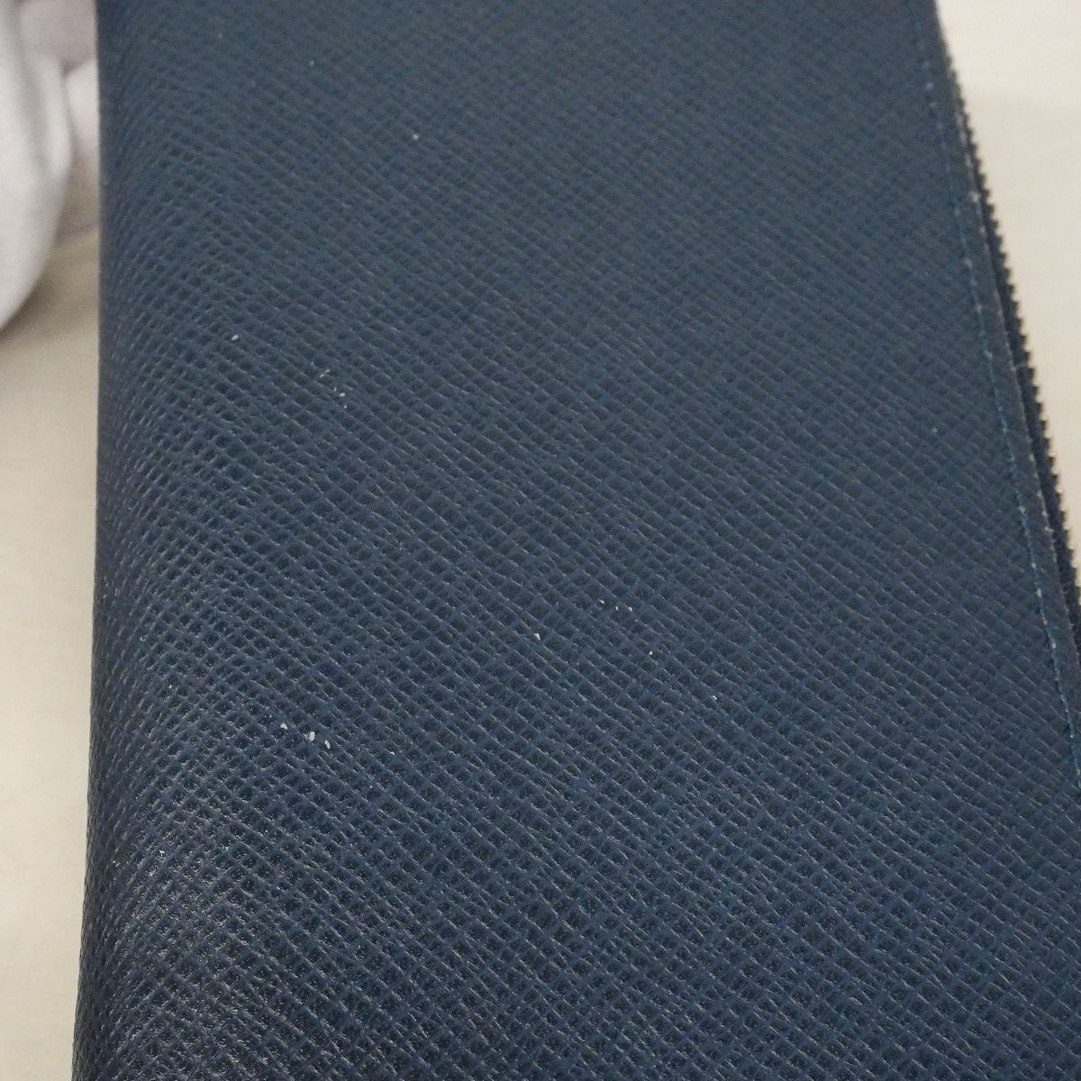 Louis Vuitton Wallet Taiga Zippy Vertical Blue Marine — view 9