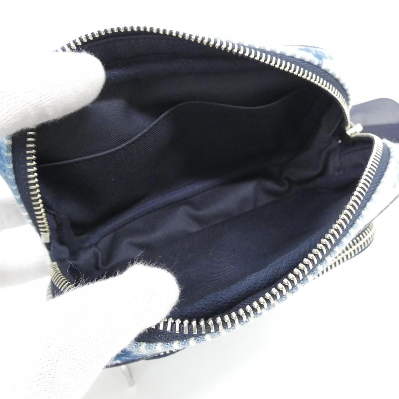 Louis Vuitton Water Monogram Outdoor Pochette Shoulder — view 6