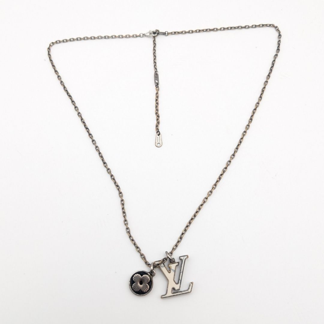 Louis Vuitton Collier LV Initial LV Logo Necklace — view 9