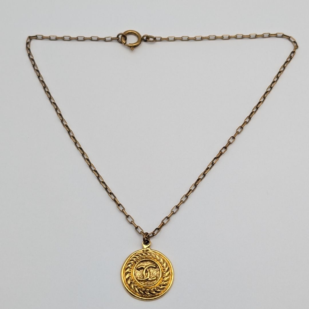 Chanel CC Logo Gold Pendant First Era Vintage — view 5