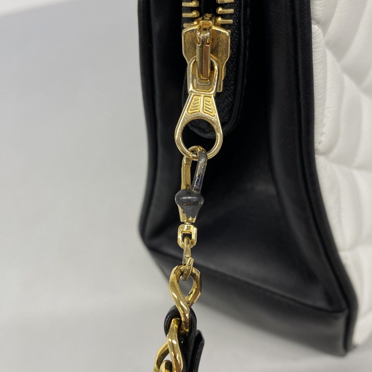 Chanel Shoulder Bag Quilted Lambskin White Black Gold — view 9