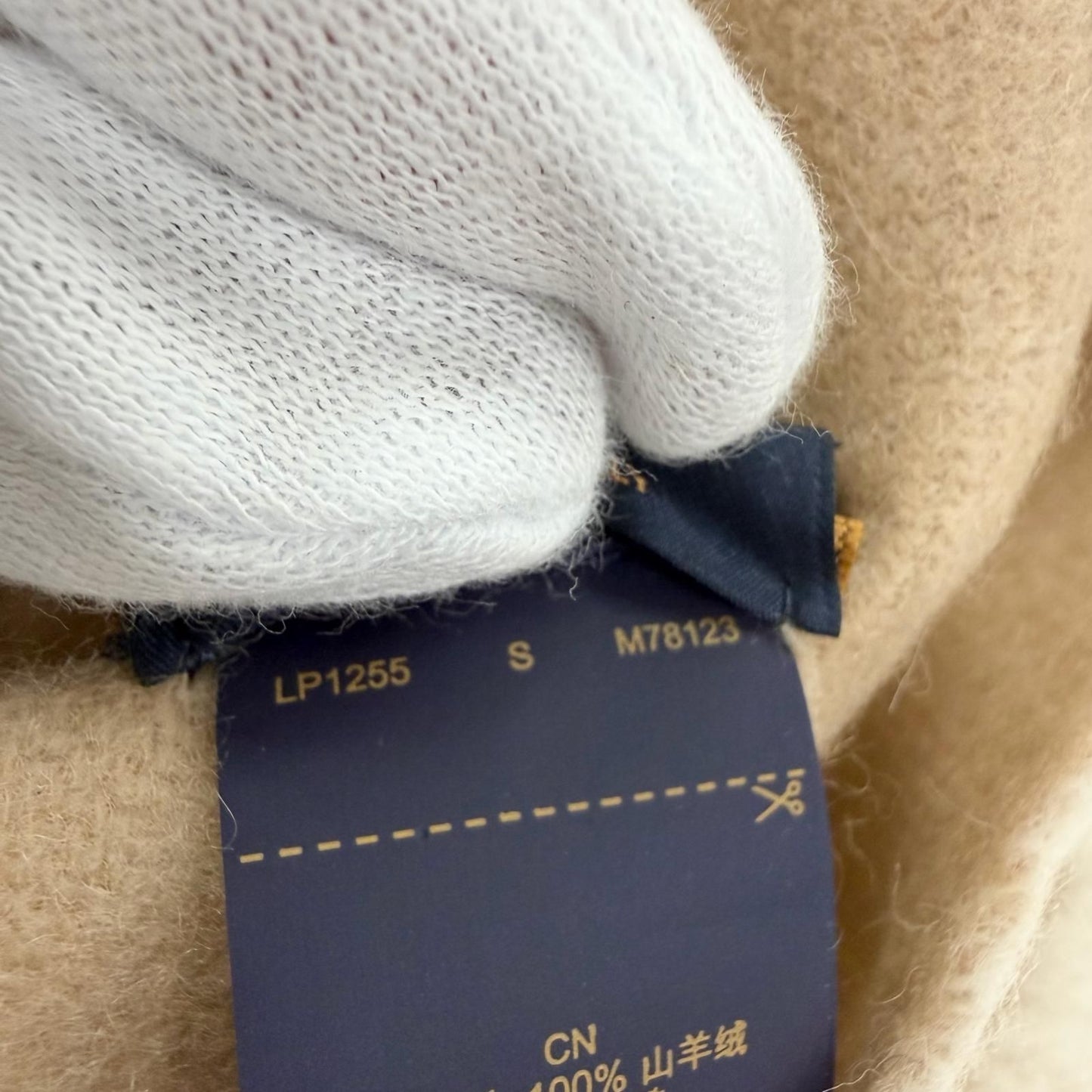 Louis Vuitton Scarf Reykjavik Cashmere 100% Monogram with Fringe Beige — view 8