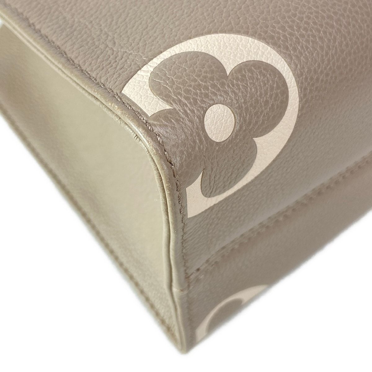 Louis Vuitton Tote by the Pool On The Go PM Cream Leather Cowhide — view 9
