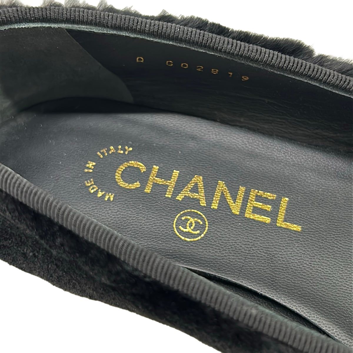 Chanel Flat Shoes 35 C Black Mink Ribbon CC Logo Leather — view 9