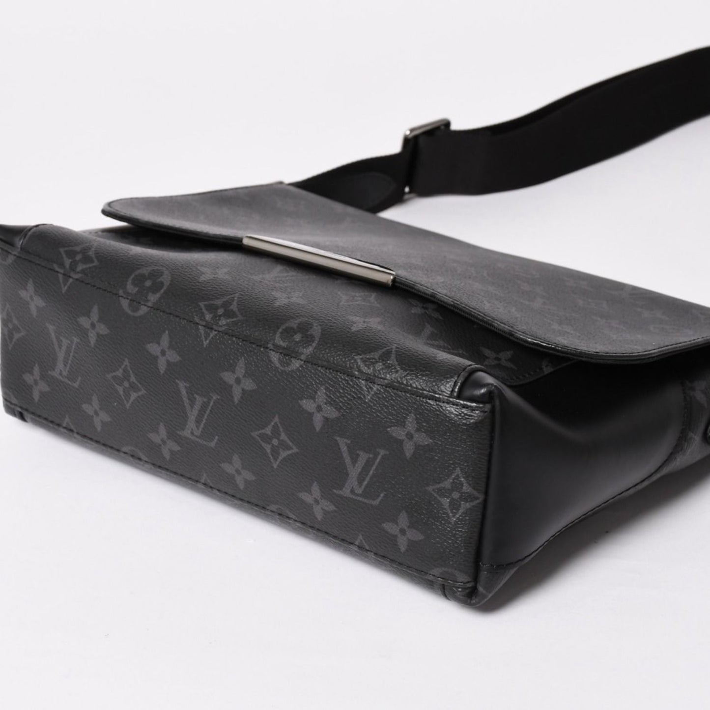 Louis Vuitton Messenger PM Explorer Monogram Black Eclipse Silver — view 8