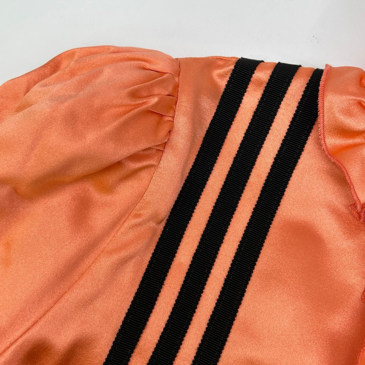 Gucci Adidas Pink Beige Frill Stand Collar Duchess Silk Shirt Dress 40 — view 8