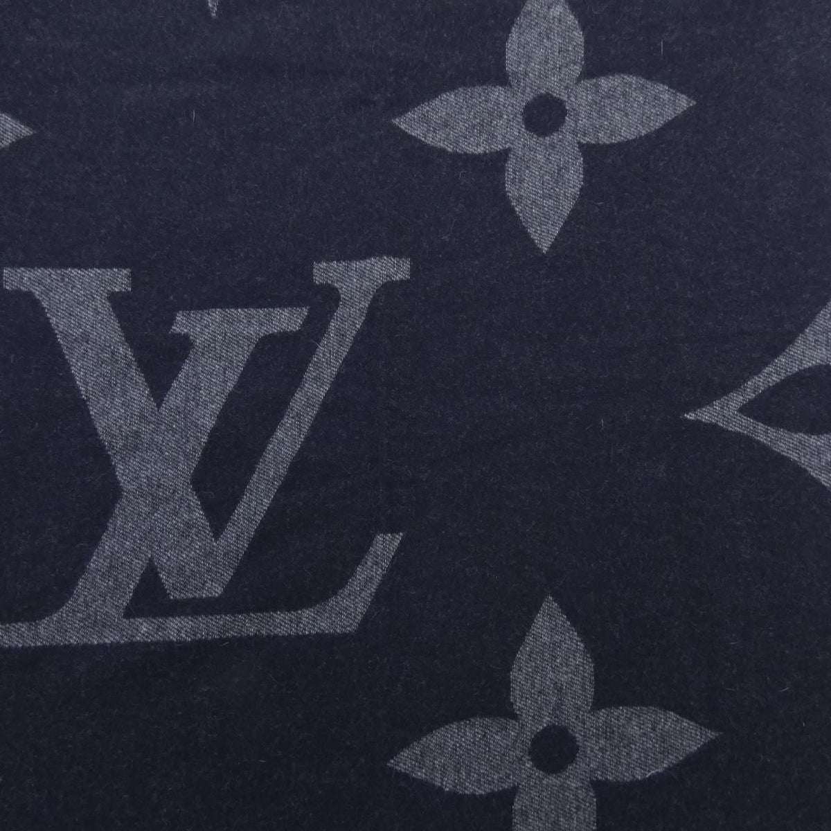 Louis Vuitton Monogram Giant Scarf — view 4
