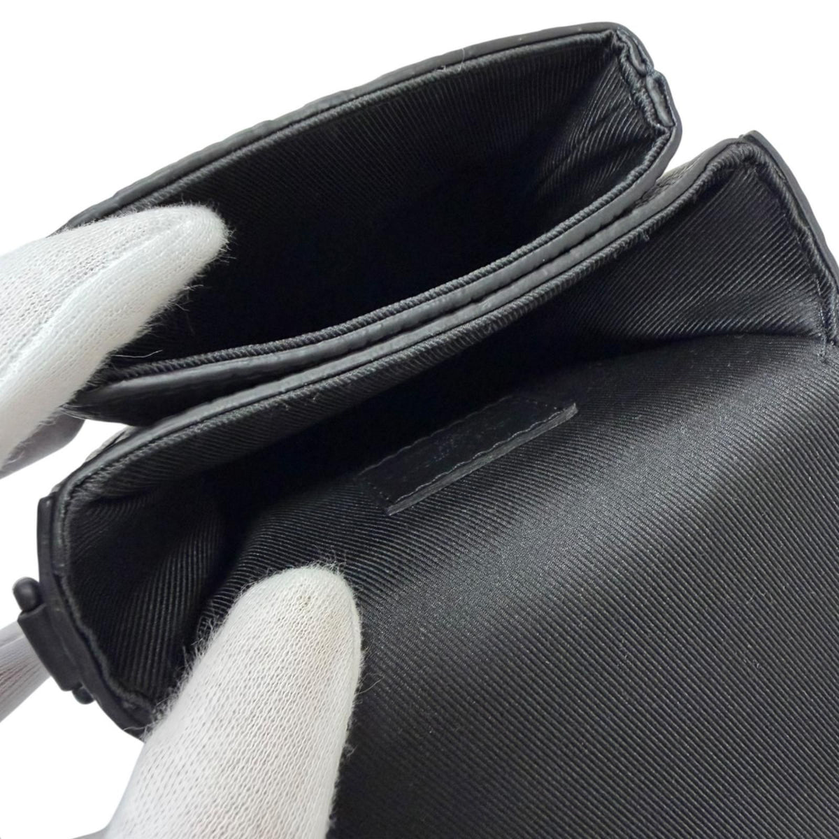 Louis Vuitton S Lock Vertical Wearable Wallet Leather Taurillon Monogram Black — view 8