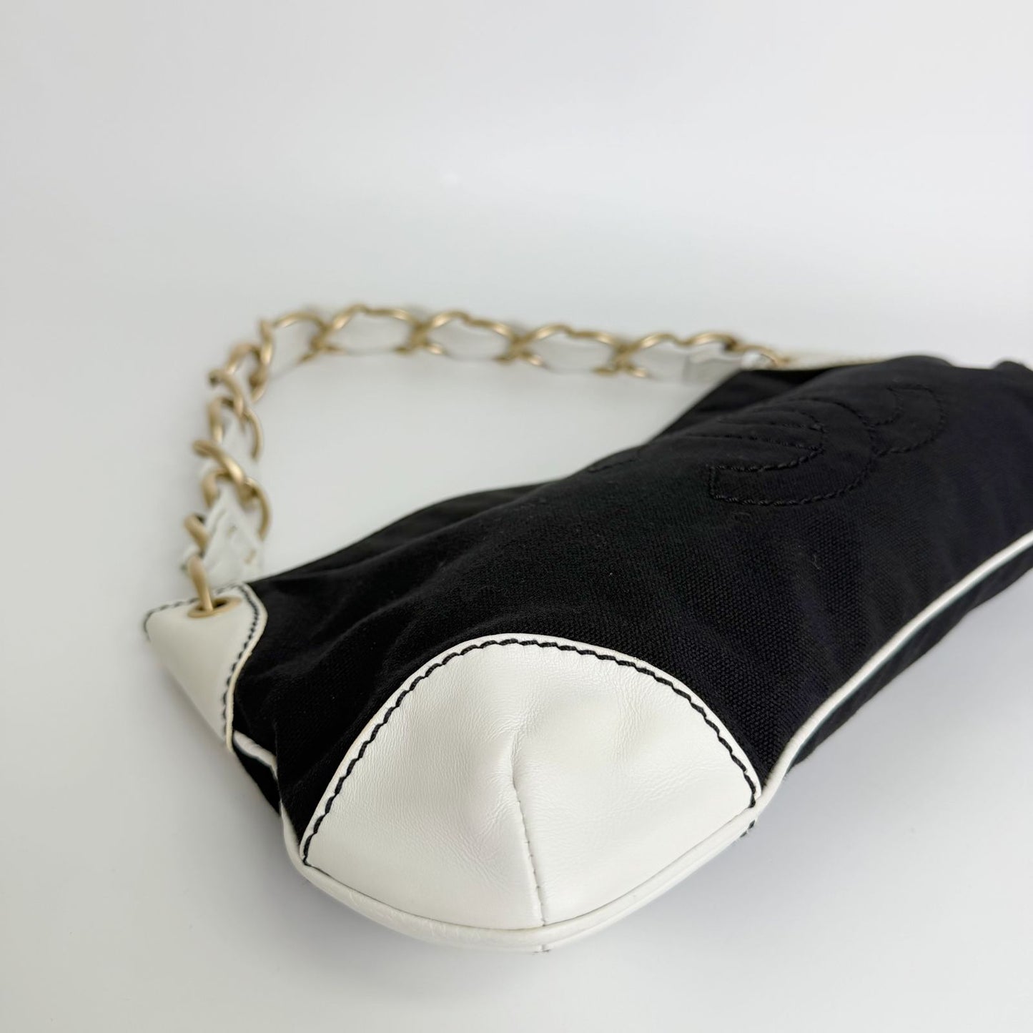 Chanel CC Logo Chain Shoulder Bag Canvas Leather Black White Gold Vintage — view 8