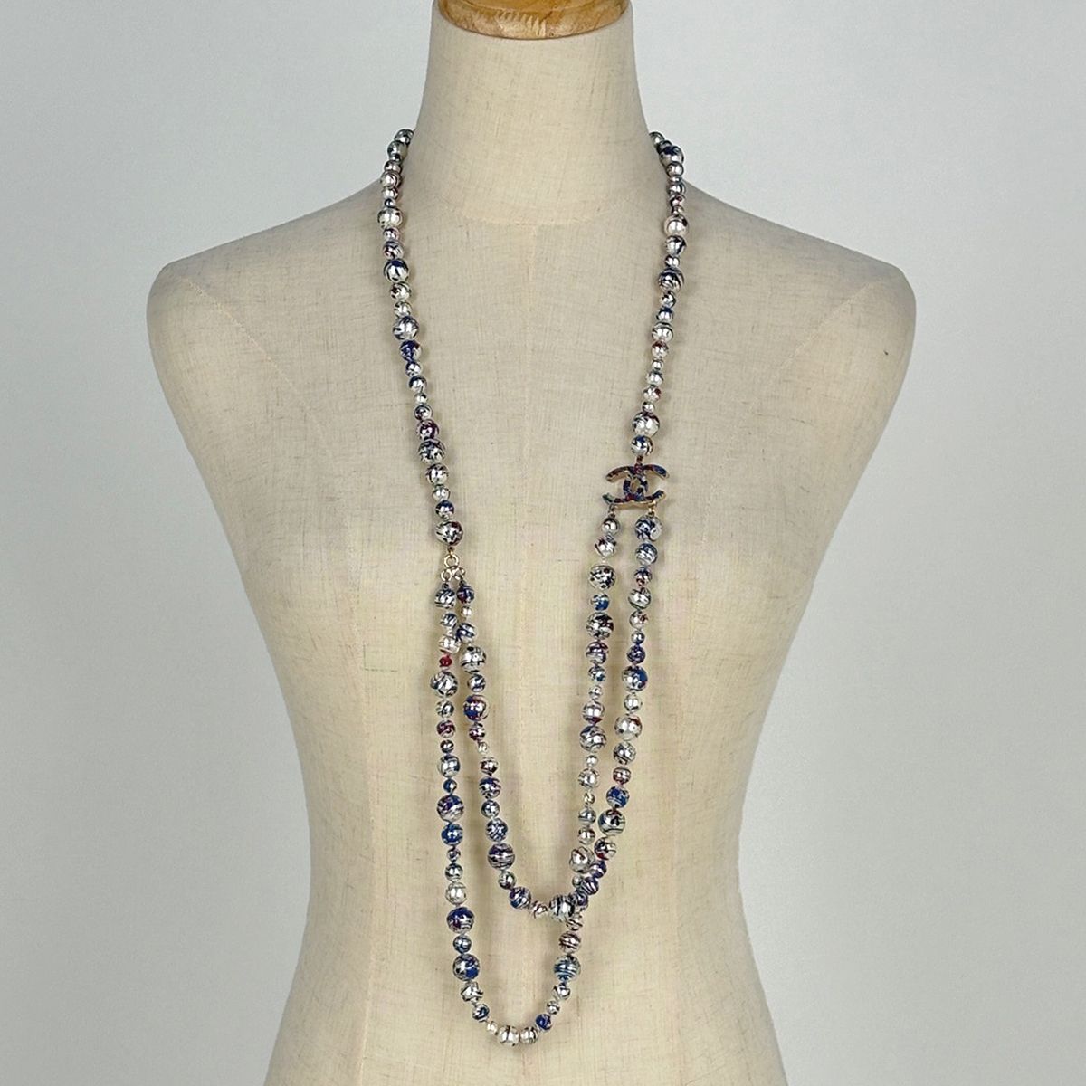 Chanel Necklace CC Logo Long Paint Faux Pearl Gold — view 7