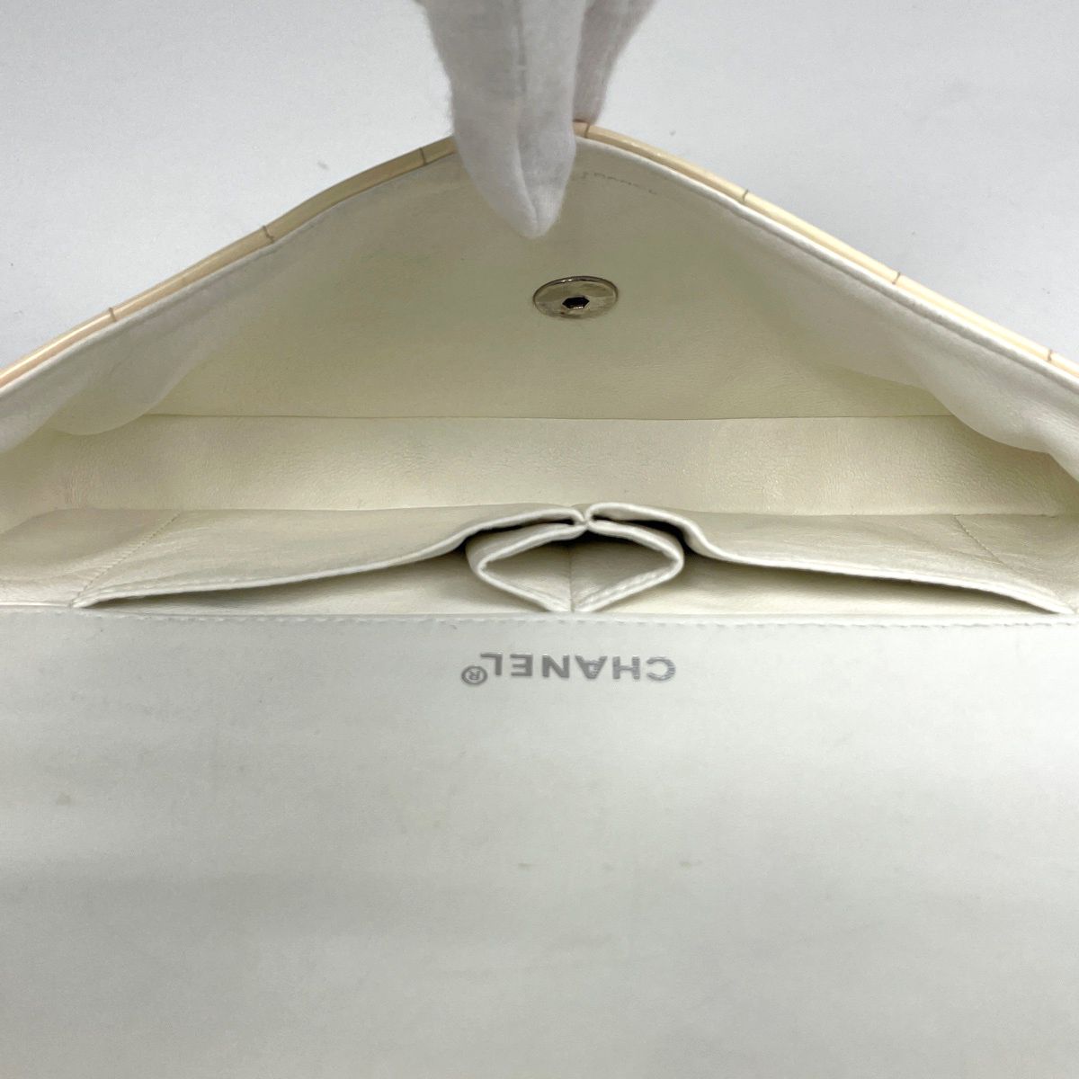 Chanel Shoulder Bag CC Logo Chocolate Bar Patent Patent Leather White Black — view 8