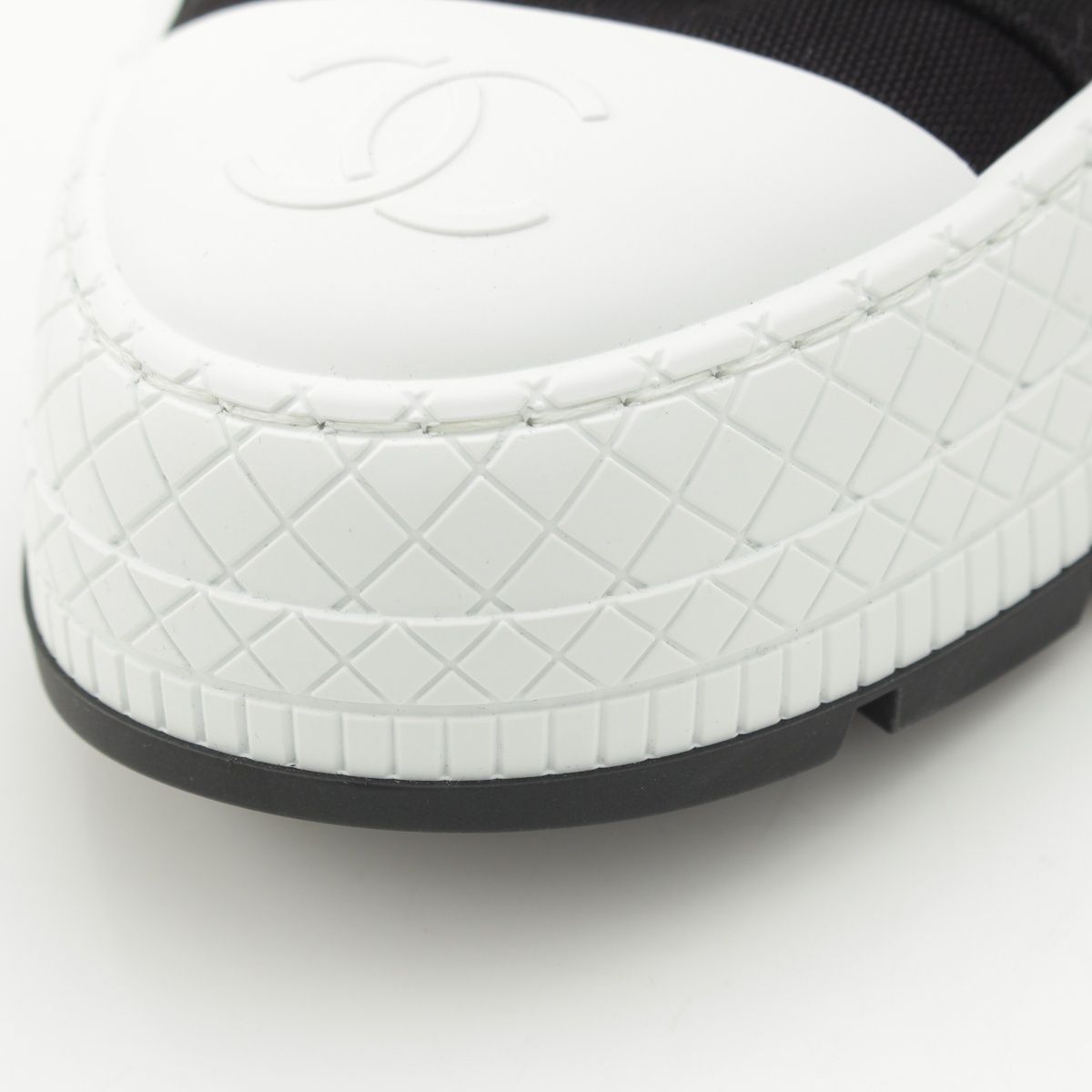 Chanel Cotton Lambskin CC Logo Low-Cut Sneakers Black White — view 8
