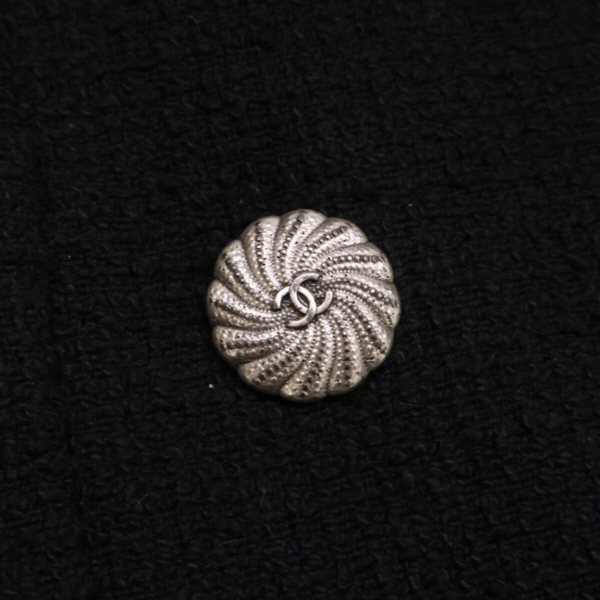 Chanel CC Logo Button Embroidery Tweed Jacket 34 — view 9