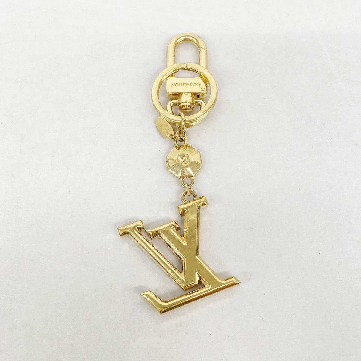 Louis Vuitton Key Holder Charm LV Facet Gold — view 6