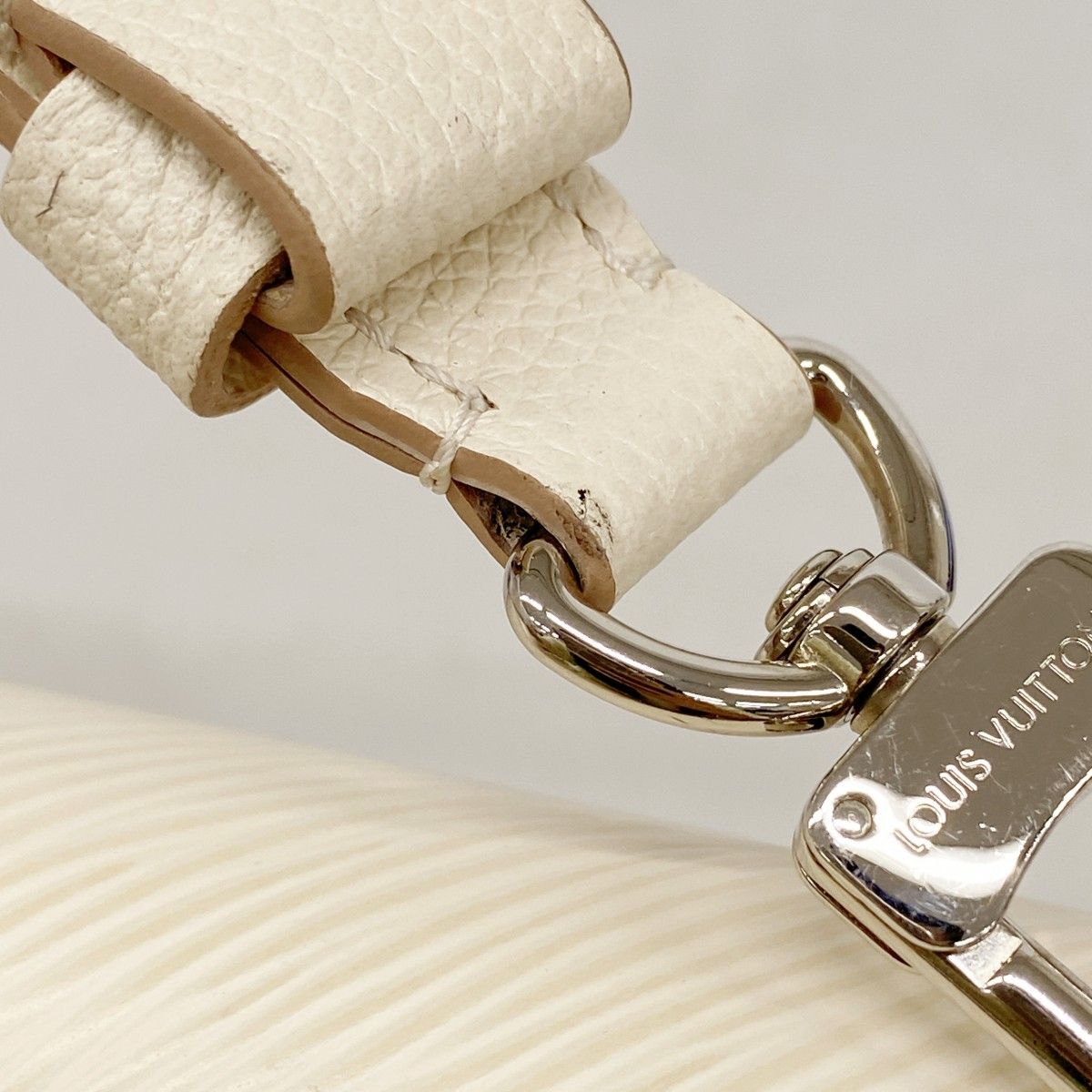 Louis Vuitton Shoulder Bag Epi Buci White — view 8