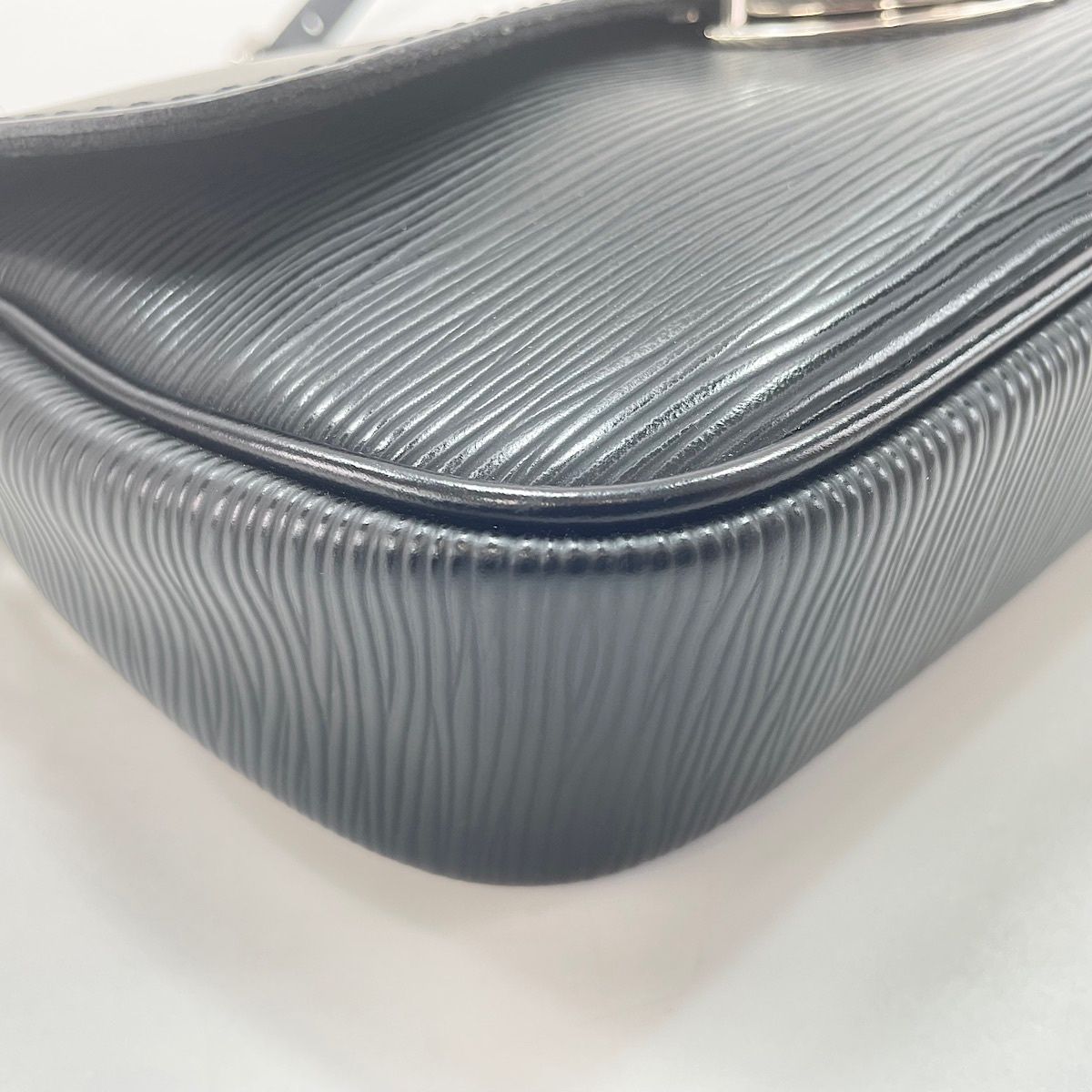 Louis Vuitton Shoulder Bag Pochette Montaigne — view 8