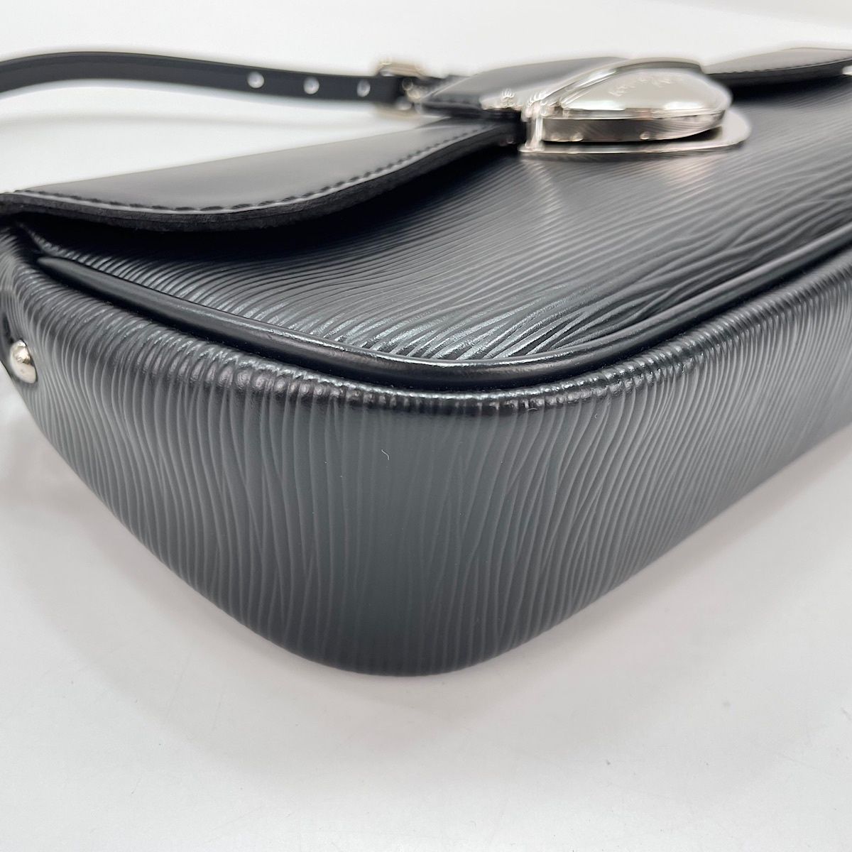 Louis Vuitton Shoulder Bag Pochette Montaigne — view 8