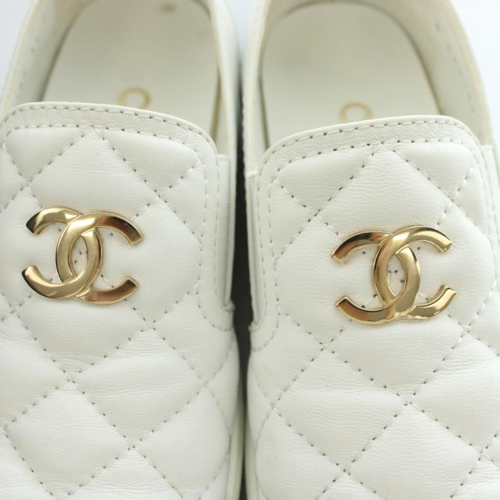 Chanel 23P CC Logo Quilted Leather Slip on Shoes Thick Sole Switch Bicolor White — view 8