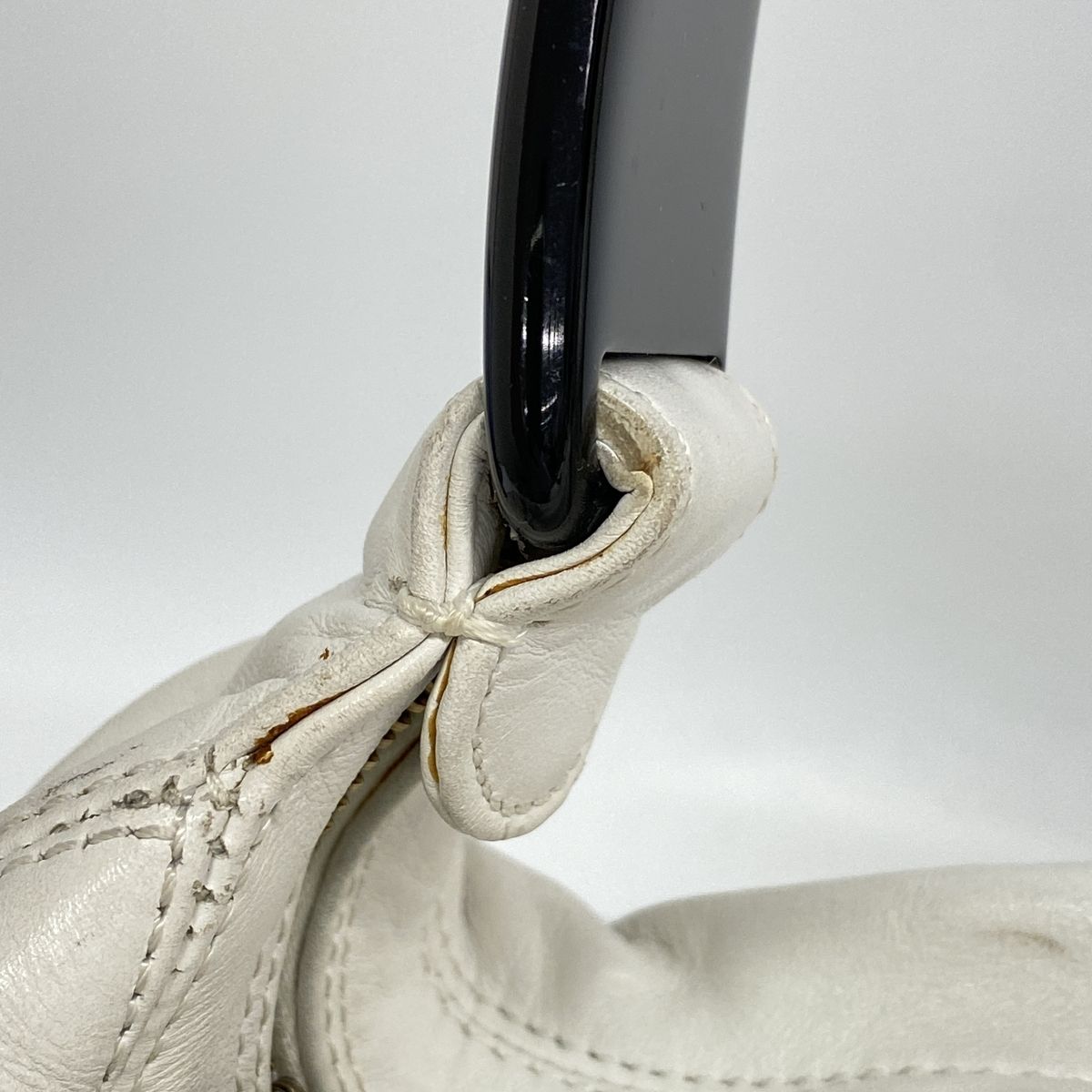 Chanel Shoulder Bag Leather White Gold — view 8