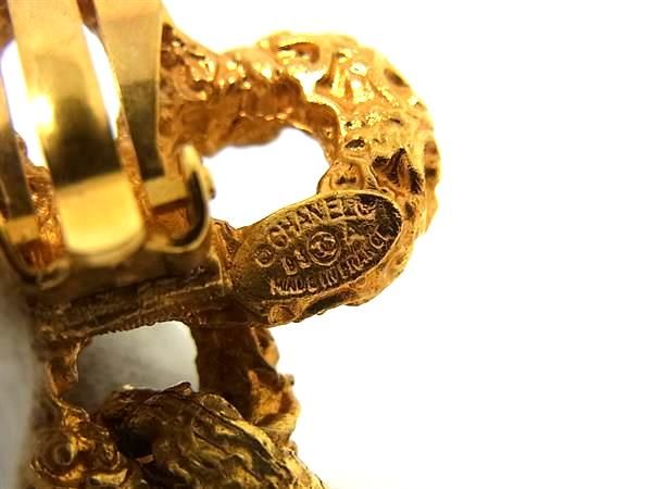 Chanel 93A CC Logo Lava Clip on Earrings Gold — view 3