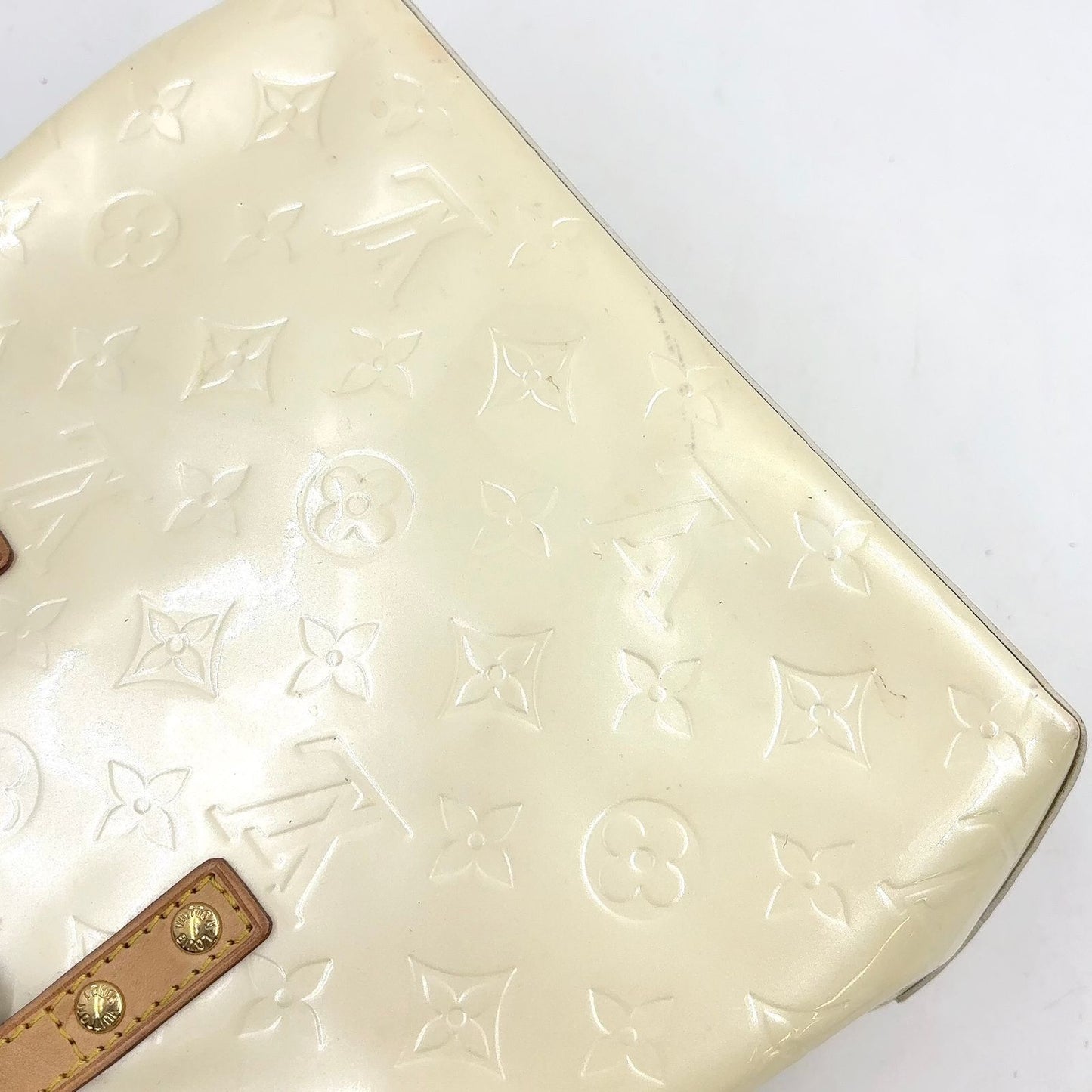 Louis Vuitton Reed PM Monogram Vernis Pe Loulou Leather Patent Off White Beige — view 8