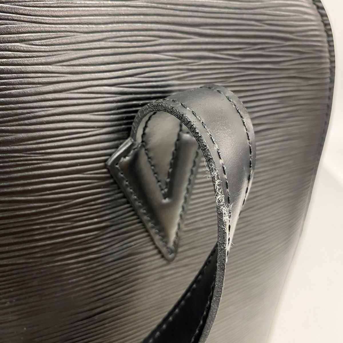 Louis Vuitton Shoulder Bag Epi Lussac Noir — view 8