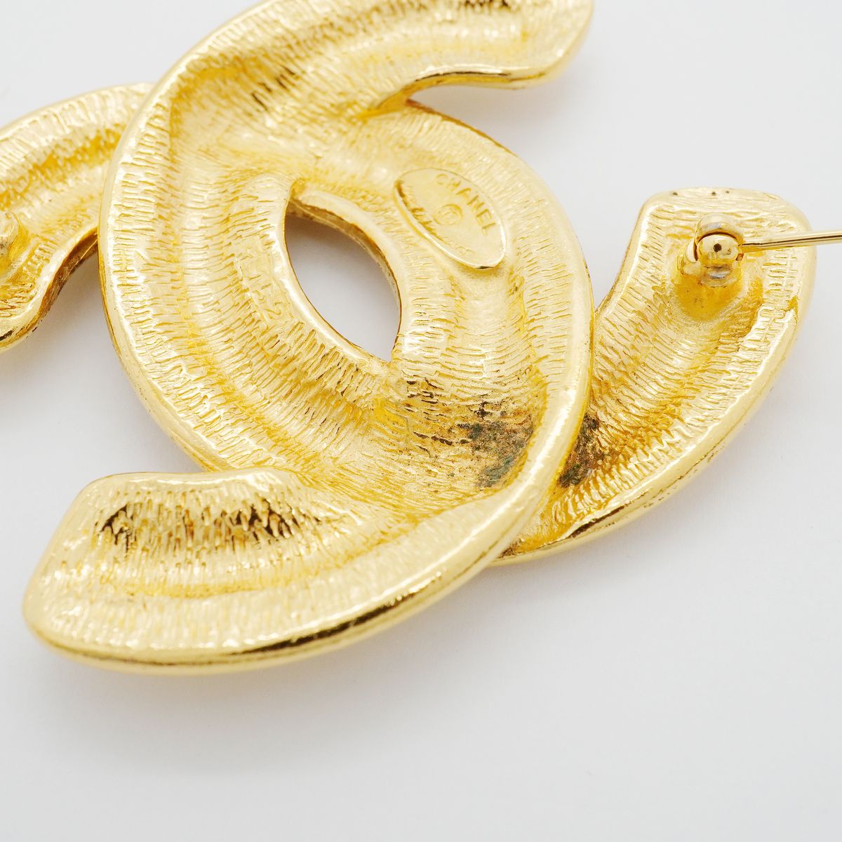 Chanel Brooch Vintage CC Logo Quilted Gold Plated — view 7